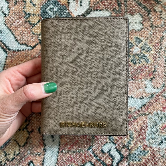 Michael Kors Handbags - Michael Kors NWOT Jet Set Travel Passport Holder Wallet Case - Metallic